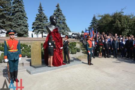 «Родина у нас у всех одна – Россия». Делегация ЦК КПРФ посетила Донецк