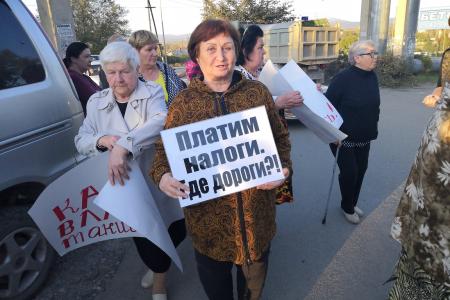 "Какая власть - такие и дороги!". Жители города Артема Приморского края вышли на пикет при поддержке КПРФ