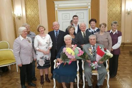 Депутат-коммунист Тюменской облдумы Т.Н. Казанцева поздравила  председателя общественной организации «Дети войны» И.Ф. Шашкова и его жену В.Т. Шашкову с бриллиантовой свадьбой