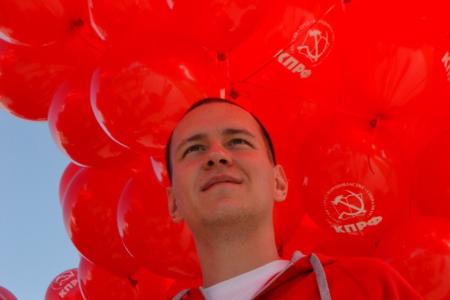 Коммунисты поздравили юных ленинградцев с Днём знаний