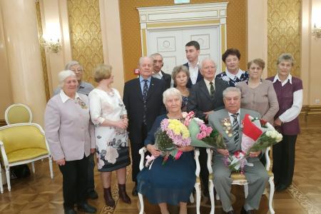 Депутат-коммунист Тюменской облдумы Т.Н. Казанцева поздравила  председателя общественной организации «Дети войны» И.Ф. Шашкова и его жену В.Т. Шашкову с бриллиантовой свадьбой