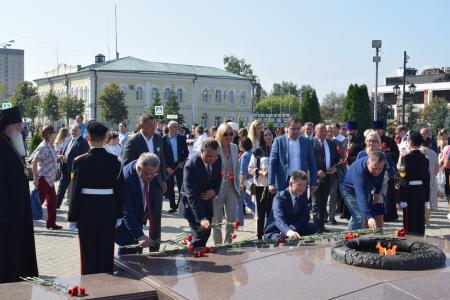 Депутаты фракции КПРФ Мособлдумы Александр Наумов и Дмитрий Кононенко поздравили жителей Дмитрова с 865-летием города