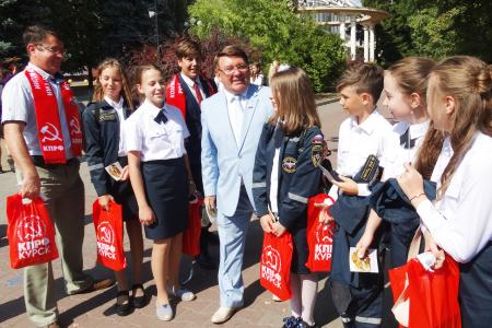 Курск. Н.Н. Иванов принял участие в праздничной линейке