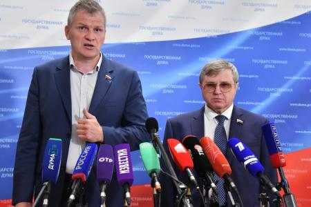 А.В. Куринный и О.Н. Смолин выступили перед представителями СМИ в Госдуме
