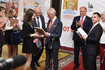 Г.А. Зюганов выступил на открытии выставки картин в Госдуме, созданных российскими школьниками