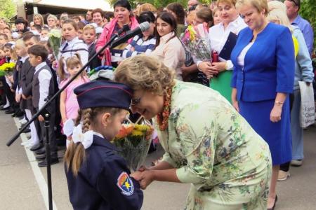 Саратовская область. Ольга Алимова поздравила первоклашек Сторожевской школы с началом учебного года