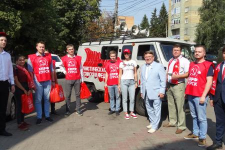 Курск. Н.Н. Иванов принял участие в праздничной линейке