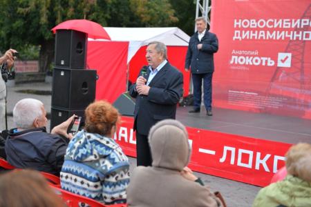 Новосибирск. Финальная встреча Анатолия Локтя с избирателями прошла в Первомайском сквере