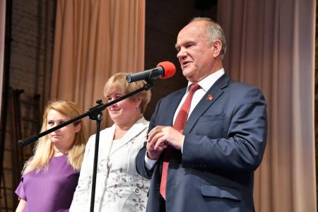 Г.А. Зюганов принял участие в торжественных мероприятиях, посвященных Дню Знаний, в Совхозе имени Ленина