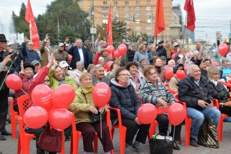 Новосибирск. Финальная встреча Анатолия Локтя с избирателями прошла в Первомайском сквере