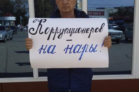 «Гарантировать чистые и честные выборы! Против бедности!». КПРФ провела одиночные пикеты на улицах Саранска