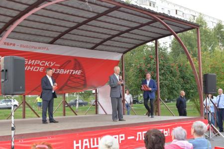 Новосибирск. Жители микрорайона «Родники» встретились с Анатолием Локтем