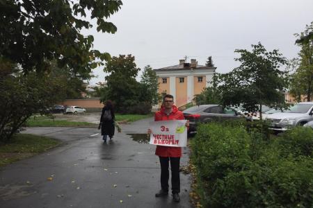 В Петрозаводске активисты КПРФ провели серию одиночных пикетов за честные выборы