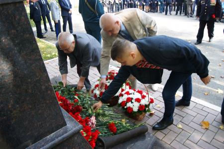 Кировские коммунисты возложили цветы к памятнику Феликсу Дзержинскому