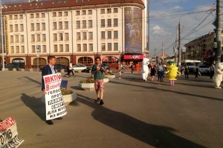 Игорь Тальков и Юрий Корецких вышли на пикет КПРФ в центре Тулы против «полигона смерти»