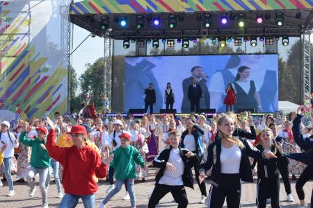 Депутаты фракции КПРФ Мособлдумы Александр Наумов и Дмитрий Кононенко поздравили жителей Дмитрова с 865-летием города