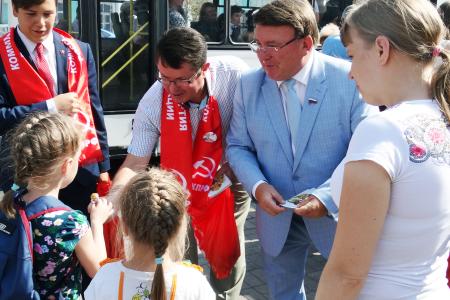 Курск. Н.Н. Иванов принял участие в праздничной линейке