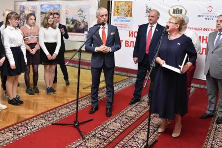 Г.А. Зюганов выступил на открытии выставки картин в Госдуме, созданных российскими школьниками