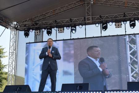Депутаты фракции КПРФ Мособлдумы Александр Наумов и Дмитрий Кононенко поздравили жителей Дмитрова с 865-летием города
