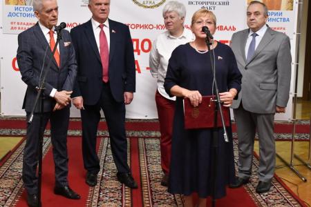 Г.А. Зюганов выступил на открытии выставки картин в Госдуме, созданных российскими школьниками