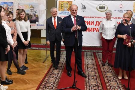 Г.А. Зюганов выступил на открытии выставки картин в Госдуме, созданных российскими школьниками