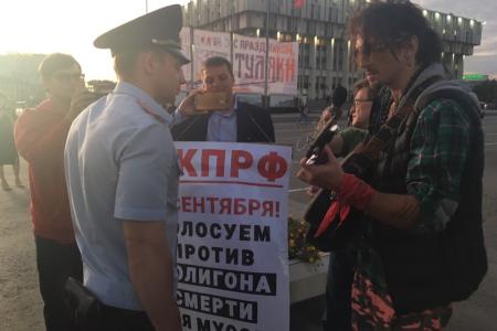 Игорь Тальков и Юрий Корецких вышли на пикет КПРФ в центре Тулы против «полигона смерти»