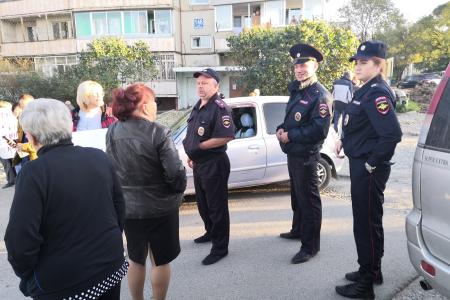 "Какая власть - такие и дороги!". Жители города Артема Приморского края вышли на пикет при поддержке КПРФ