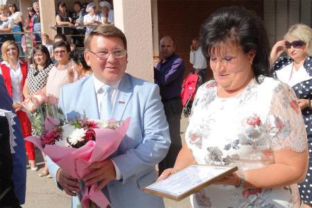 Курск. Н.Н. Иванов принял участие в праздничной линейке