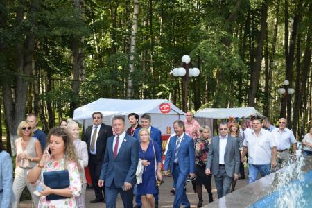 Депутаты фракции КПРФ Мособлдумы Александр Наумов и Дмитрий Кононенко поздравили жителей Дмитрова с 865-летием города