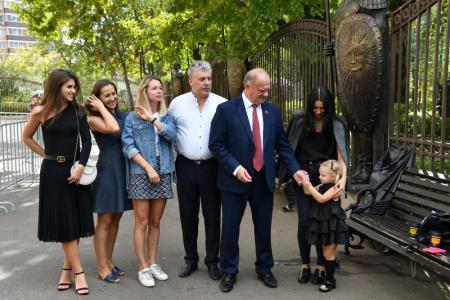 Г.А. Зюганов принял участие в торжественных мероприятиях, посвященных Дню Знаний, в Совхозе имени Ленина