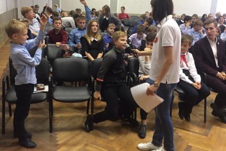 В Белгородской области комсомольцы и пионеры провели открытый урок для детей «Мой герой всегда со мной!»