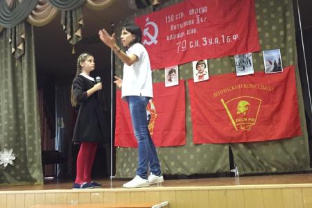 В Белгородской области комсомольцы и пионеры провели открытый урок для детей «Мой герой всегда со мной!»