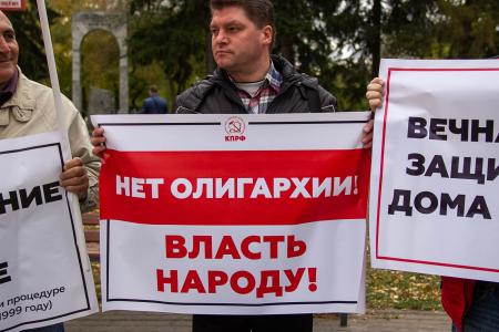 Томские коммунисты зажгли свечи в память о погибших во время трагических событий октября 1993 года в Москве
