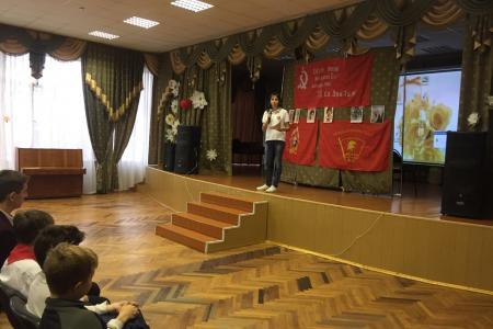 В Белгородской области комсомольцы и пионеры провели открытый урок для детей «Мой герой всегда со мной!»