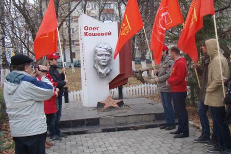В день Комсомола коммунисты и комсомольцы провели красный автопробег по улицам Саранска