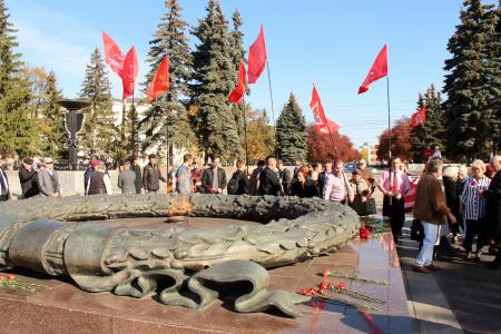 Коммунисты Челябинской области почтили память защитников Верховного Совета