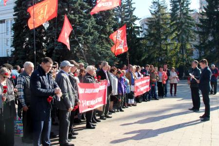 Коммунисты Челябинской области почтили память защитников Верховного Совета