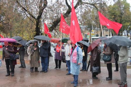 Псковские коммунисты провели митинг в память о защитниках Советской власти.