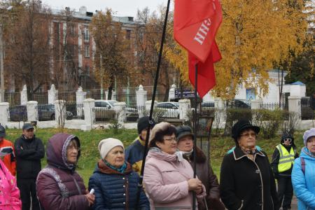 «КПРФ против грязной власти!» В Кирове прошёл митинг за отставку главы Заксобрания и против «завода смерти»