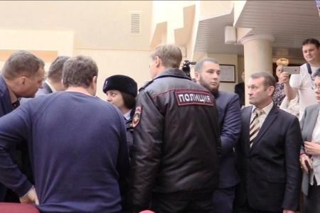 Скандал произошел на внеочередном заседании Саратовской областной Думы: депутаты-коммунисты вынуждены использовать мегафон для выступлений