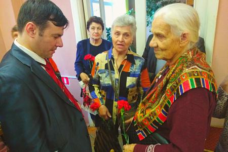 Рязань Депутаты-коммунисты поздравили активистов ветеранской организации
