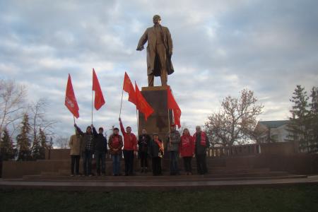 В день Комсомола коммунисты и комсомольцы провели красный автопробег по улицам Саранска
