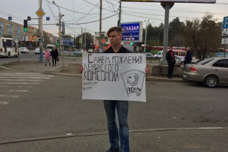 Астраханская область. Коммунисты и комсомольцы в День Комсомола провели пикеты и торжественное собрание