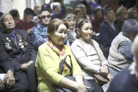 Мэр Якутска посетила собрание коммунистов
