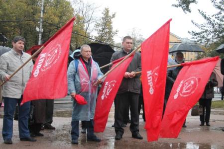 Псковские коммунисты провели митинг в память о защитниках Советской власти.