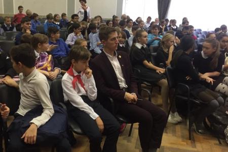 В Белгородской области комсомольцы и пионеры провели открытый урок для детей «Мой герой всегда со мной!»