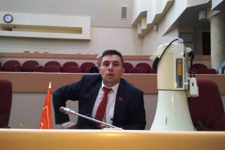 Скандал произошел на внеочередном заседании Саратовской областной Думы: депутаты-коммунисты вынуждены использовать мегафон для выступлений