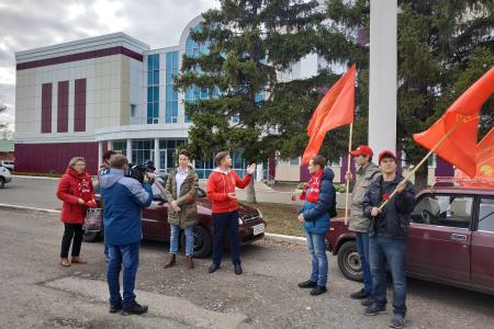 В день Комсомола коммунисты и комсомольцы провели красный автопробег по улицам Саранска