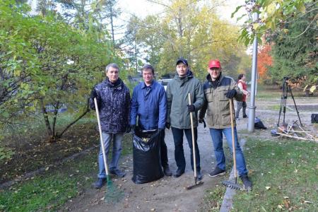Городской субботник: Коммунисты привели в порядок парки и скверы Новосибирска