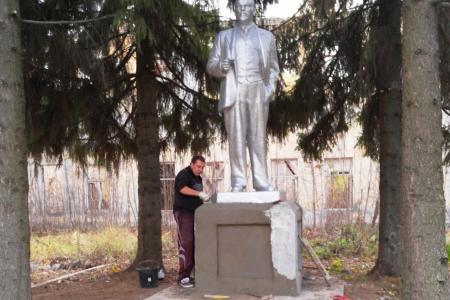 Саратовская область, Балашов. Ремонт памятника В.И. Ленину в «Военном городке» продолжается